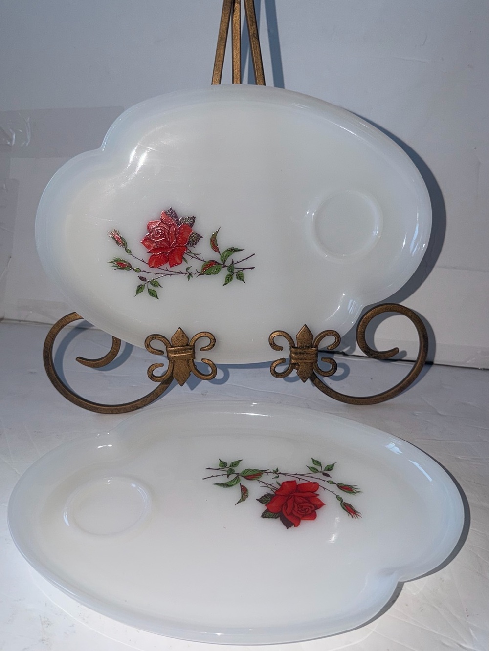 Vintage Federal Milk Glass Rosecrest 10¼" Snack Plates Red Rose Set Of 2 No Cups